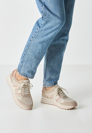 Trainers - rose comb