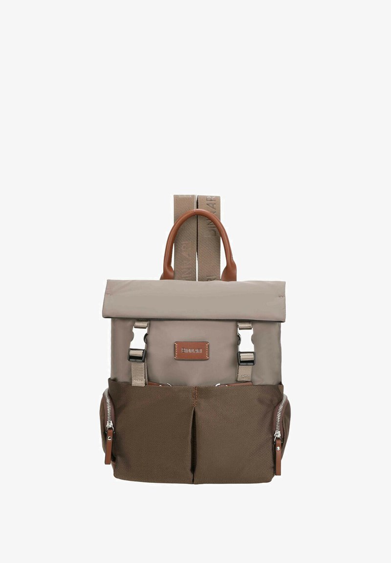 Mochila con una solapa superior beige y dos bolsillos frontales marrones. Hecha de una tela suave con un fondo texturizado. Incluye asas y correas marrones.