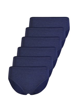 Sechs Paar marineblaue Baumwollslips im Brief-Stil, senkrecht auf einem weißen Hintergrund gestapelt.