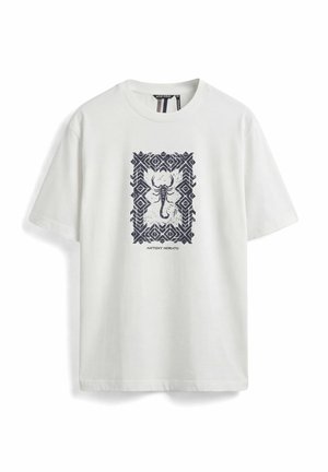 Bijela majica kratkih rukava s crnim geometrijskim obrubom i središnjom crnom grafikom škorpiona, s natpisom "Antony Morato" ispod.