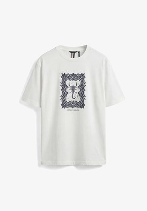 Bijela majica kratkih rukava s crnim geometrijskim obrubom i središnjom crnom grafikom škorpiona, s natpisom "Antony Morato" ispod.