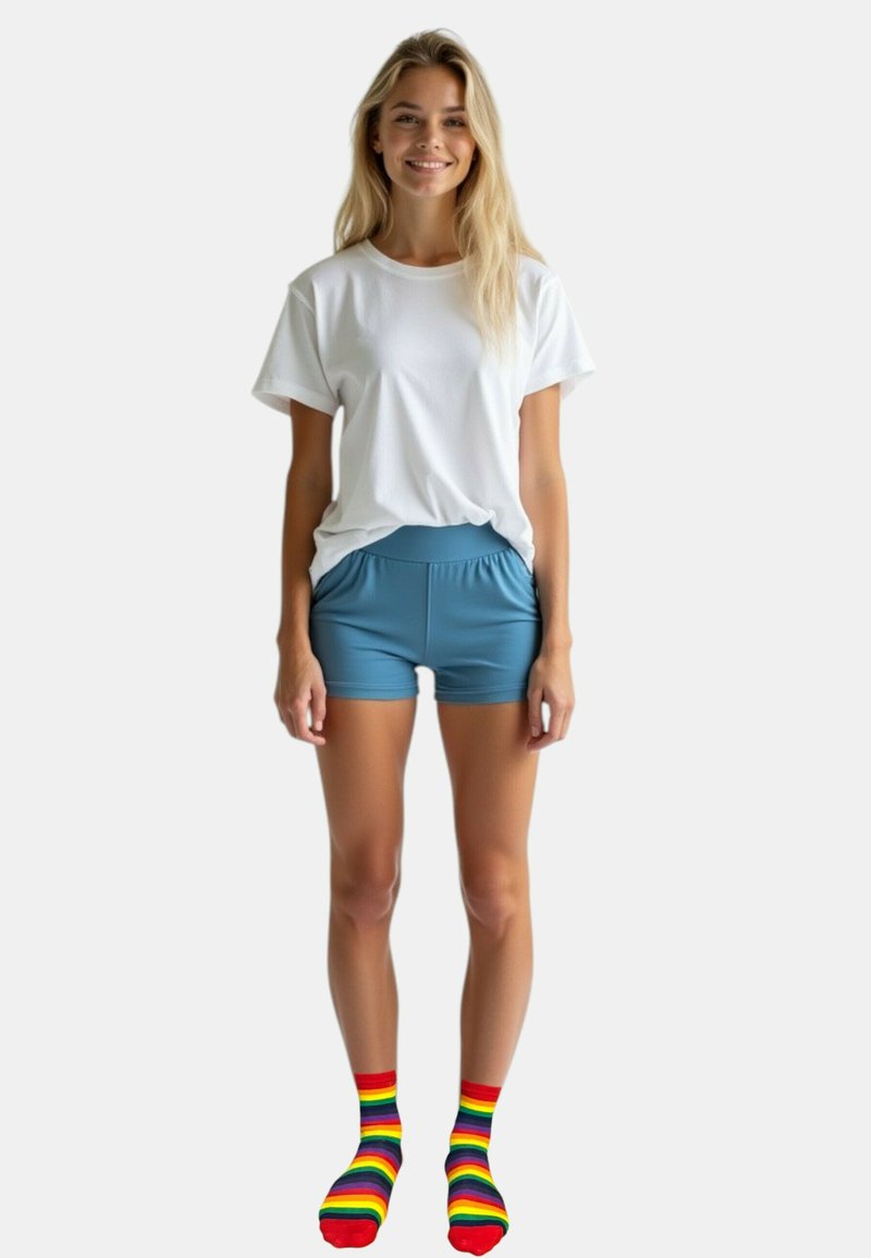 Maglietta bianca a maniche corte, pantaloni sportivi blu e calzini multicolori a righe con accenti rossi. Design semplice con texture morbide.