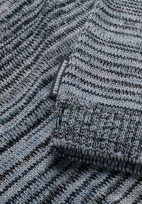 Tissu tricoté en rayures bleues, grises et noires. Il présente une texture douce avec des coutures visibles, et une étiquette portant l'inscription "ARMEDANGELS" bien en vue.