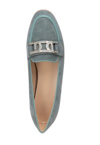 Graue Wildlederloafer mit türkisfarbenen Akzenten, ausgestattet mit einem silbernen Kettendetail oben. Sanfte Innenseite mit geprägt Branding.