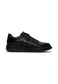 Czarne skórzane sneakersy niskie z sznurowanym zapięciem i grubą gumową podeszwą, pokazane z boku na białym tle.