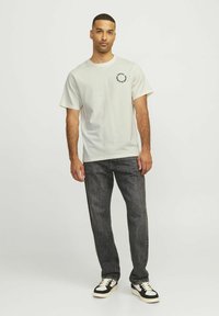 R.D.D. ROYAL DENIM DIVISION RUNDHALS - Marškinėliai su spaudiniu - egret