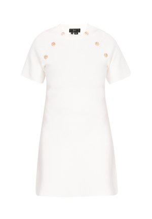 Abito bianco a maniche corte realizzato in tessuto morbido, con scollatura rotonda e sei bottoni dorati su un lato. Vestibilità dritta e rilassata.