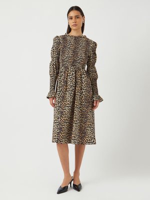 Abito con stampa leopardata, maniche a sbuffo, gonna plissettata e corpetto arricciato. Realizzato in tessuto leggero nelle tonalità di marrone, nero e beige.