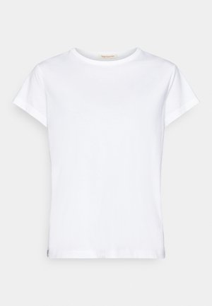 Valkoinen lyhythihainen t-paita, jossa on pyöreä kaula-aukko ja suora leikkaus. Valmistettu pehmeästä puuvillasta, jossa on etiketti kaulassa.