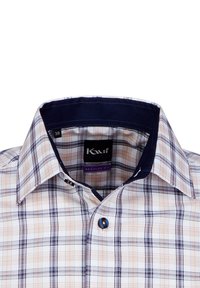 Camicia a quadri in beige, blu navy e azzurro chiaro. Presenta un colletto classico, chiusura con bottoni e dettaglio interno del colletto blu navy in contrasto.