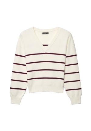 Maglione bianco lavorato a maglia con scollo a V e strisce orizzontali rosso scuro sul corpo e sulle maniche.