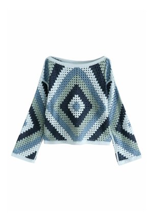 Kroknad pullover i nyanser av blått og grønt. Har et diamantmønster, bred halslinning og lange ermer. Teksturert stoff med åpen maskearbeid.