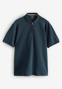 Navyblauwe polo gemaakt van gestructureerde stof, met een korte ritskraag en korte mouwen. Minimalistisch ontwerp zonder zichtbare logo's.