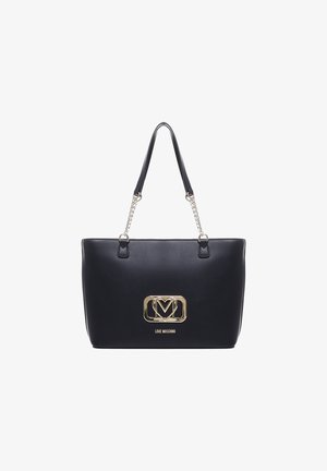 Borsa tote nera in finta pelle con manici accentati da catena. Presenta una placca logo dorata e una superficie liscia. Forma rettangolare, design minimalista.