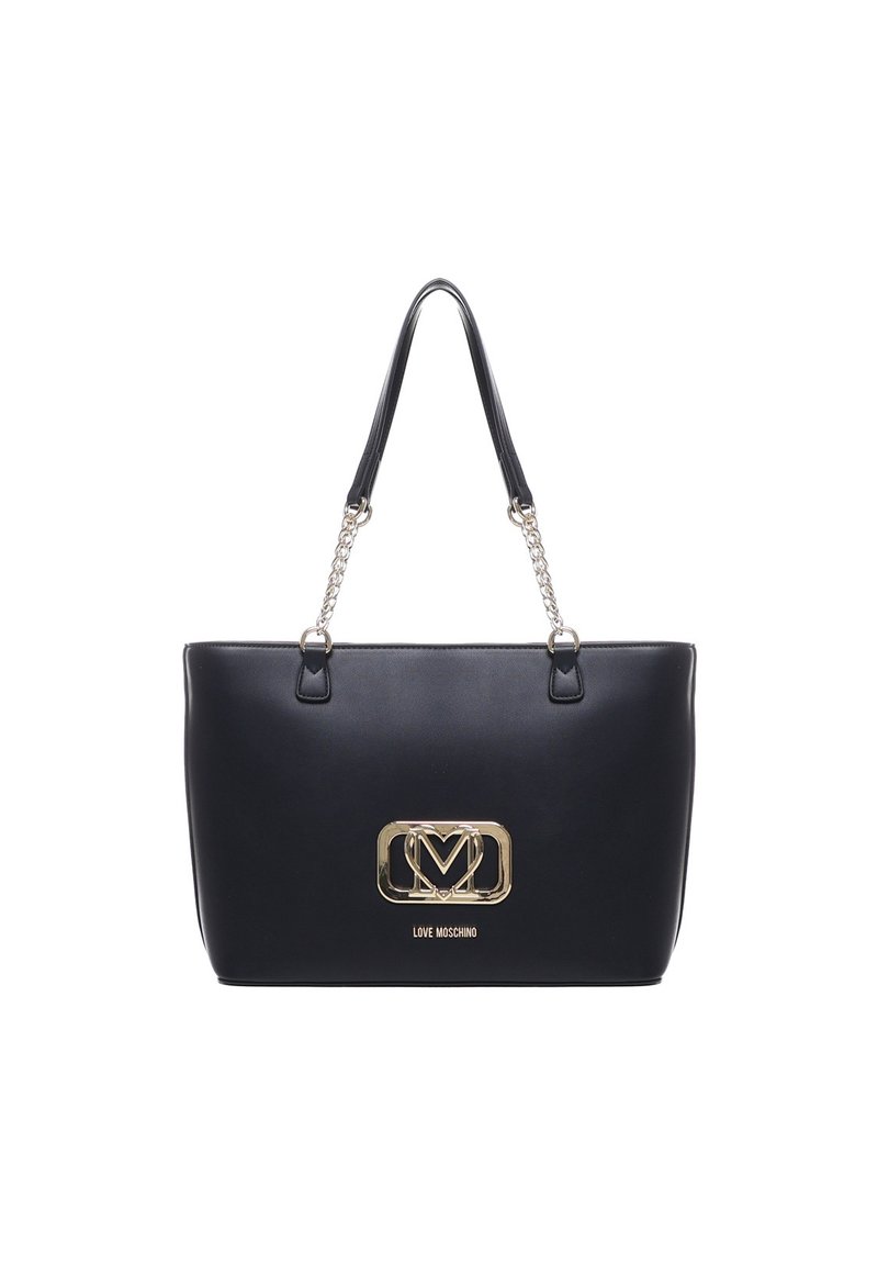 Borsa tote nera in finta pelle con manici accentati da catena. Presenta una placca logo dorata e una superficie liscia. Forma rettangolare, design minimalista.