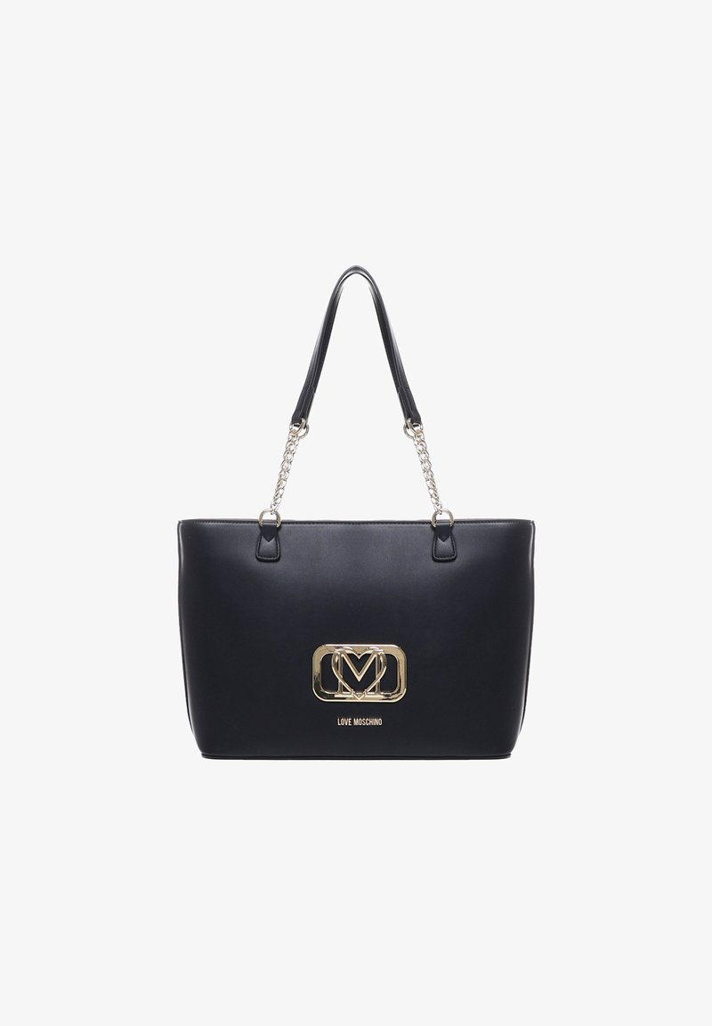 Borsa tote nera in finta pelle con manici accentati da catena. Presenta una placca logo dorata e una superficie liscia. Forma rettangolare, design minimalista.