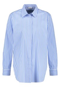 Chemise rayée bleu clair avec des lignes blanches verticales, fermeture boutonnée à l'avant, col pointu, manches longues avec poignets boutonnés, et fentes sur les côtés.