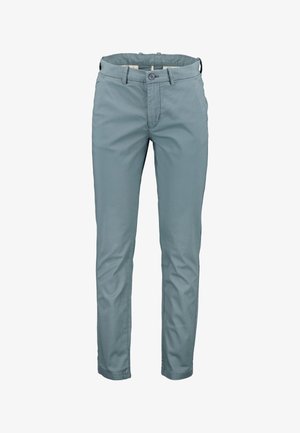 Lichtblauwe slim-fit herenbroek met riemlussen, knoopsluiting en voorzakken op een witte achtergrond.