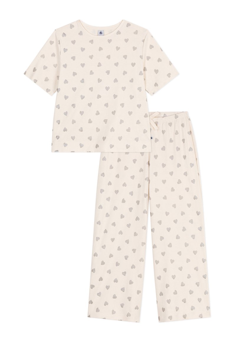 Set di pigiama beige chiaro con top a maniche corte e pantaloni lunghi. Entrambi presentano un motivo di piccoli cuori grigi su un tessuto morbido e liscio.