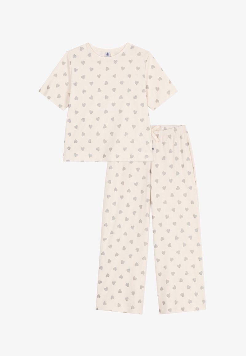 Set di pigiama beige chiaro con top a maniche corte e pantaloni lunghi. Entrambi presentano un motivo di piccoli cuori grigi su un tessuto morbido e liscio.