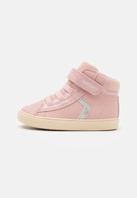 Helle rosa High-Top-Sneaker mit glänzender Oberfläche, Stoffakzenten, strukturiertem Seitenpanel und Klettverschluss für sicheren Halt.