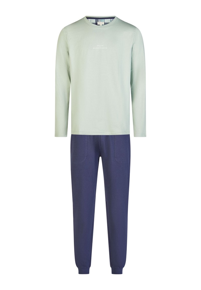 Jasnozielona koszula z długim rękawem i okrągłym dekoltem, z białym napisem, zestawiona z granatowymi spodniami dresowymi z dwoma przednimi kieszeniami i elastycznymi mankietami.
