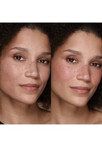 Zwei Nahaufnahmen einer Person mit mittlerem Hautton und lockigem dunklem Haar. Links ist der natürliche Look zu sehen; rechts weiche Rouge- und Lippenfarbe.