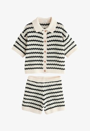Kratší pletený top na gombíky s krátkym rukávom a zodpovedajúce pletené šortky s krémovo čiernymi horizontálnymi pruhmi a rebrovanými lemami.