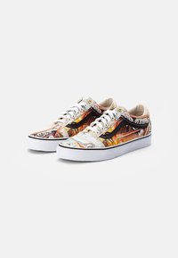 Sneaker basse colorate con una tomaia a fantasia, che presenta un mix di arancione, bianco e marrone, una striscia laterale nera e una suola in gomma bianca.