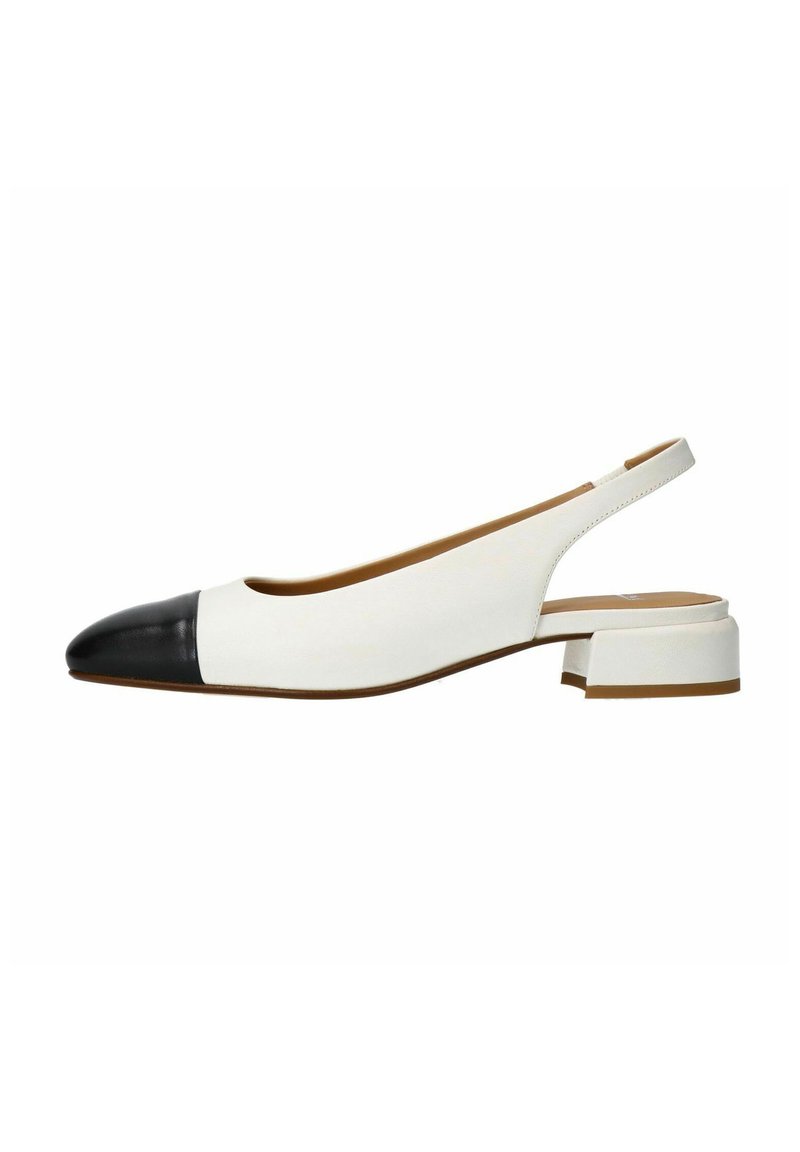 Witte slingback schoen met een zwart leren neuspunt, lage blokhak, een gladde textuur en een minimalistisch ontwerp.