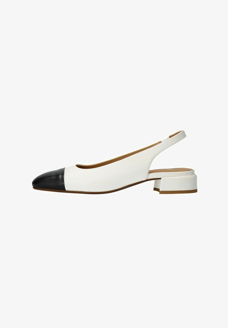 Witte slingback schoen met een zwart leren neuspunt, lage blokhak, een gladde textuur en een minimalistisch ontwerp.