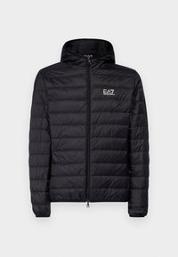 Giacca nera imbottita con cappuccio, caratterizzata da un design trapuntato orizzontale, zip completa e logo EA7 sulla parte sinistra del petto. Tessuto liscio.