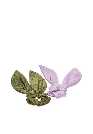 Deux chouchous en tissu avec des nœuds ressemblant à des oreilles de lapin, un vert olive et un violet clair, tous deux avec des motifs cachemire.