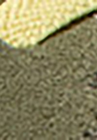 Tissu vert texturé avec un motif ondulé, présentant un bord à motifs jaunes contrastants. Fini doux et opaque avec un design en couches.