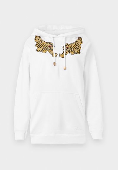 Λευκή φούτερ με κουκούλα, τσέπη καγκουρό και κορδόνια, με δύο κεντημένα κεφάλια τίγρης με κόκκινα μάτια κοντά στη λαιμόκοψη.
