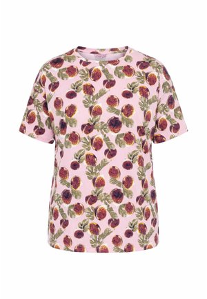 Roze T-shirt met korte mouwen en een all-over patroon van donkerrode vijgen en groene bladeren.