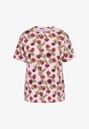 Różowy T-shirt z krótkim rękawem, ozdobiony wzorem z ciemnoczerwonych fig i zielonych liści na całej powierzchni.