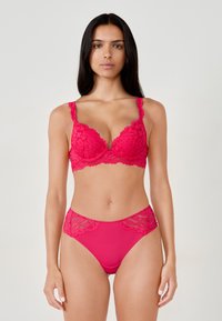 Fuksjowy koronkowy biustonosz z głębokim dekoltem i szerokimi ramiączkami, w zestawie z pasującymi majtkami o wysokim stanem z kwiatowymi akcentami koronkowymi.