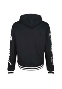 Mustapaitapusero, jossa on valkoisia yksityiskohtia, lyhyt malli, raidalliset hihansuut ja helma sekä graafista tekstiä hihoissa.