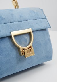 Coccinelle Käsilaukku - light blue