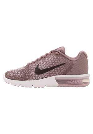 Lyse lilla Nike Air Max sneaker med sort swoosh, åndbart mønstret mesh-overdel, hvid sål og synlig luftstød i hælen.