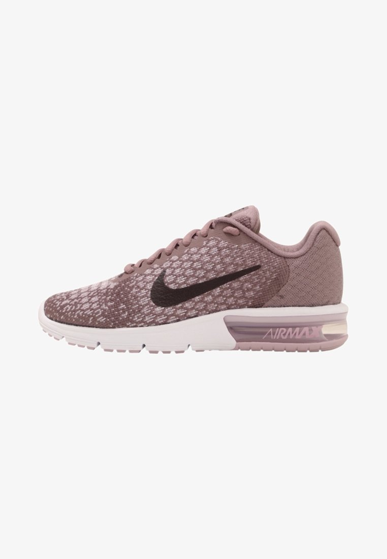 Baskets Nike Air Max mauve clair avec swoosh noir, tige en mesh respirant et à motif, semelle blanche et amorti à air visible au talon.