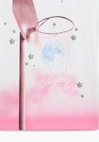 Camiseta blanca con un aro de baloncesto rosa, una luna azul, estrellas plateadas y un patrón de nubes rosa en degradado. El texto dice "Shooting Starz."