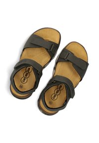 Donkergrijze sandalen met twee verstelbare banden, bruine textuurzolen, een duurzame zool en een rond logo op de voetbed.