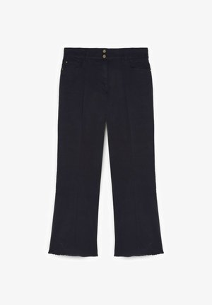 Schwarze hochtaillierte Hosen mit weitem Bein, vorderen Falten, Doppelknopfverschluss, vorderen Taschen und ausgefransten Saumen.