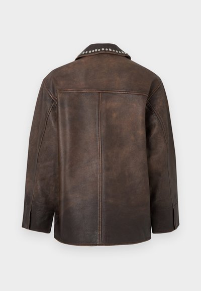 Veste en cuir marron avec un col pointu et des clous en métal le long du décolleté ; présente des détails cousus et une coupe décontractée.