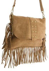 Bruine suède schoudertas met franjes aan de randen, een flap-sluiting met gouden studs en een verstelbare strap met een kettingaccent.