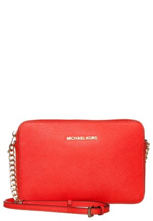 Compact rood leren crossbodytas met gouden kettingband en het "Michael Kors" logo in goud gegraveerd in het midden aan de voorkant.