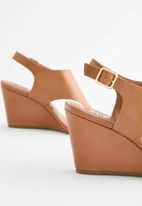 Next SIGNATURE TOE POST - REGULAR FIT - T-bar sandals - tan brown