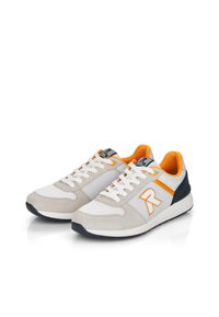 Sport sneakers in beige suede en mesh, met oranje accenten, witte veters, een marineblauwe hielkap en een gestructureerde rubberen zool.